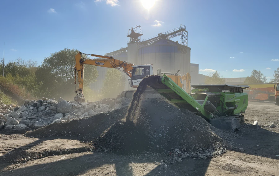 Kerkhoff Transporte - Baustoff Transport Nordwalde Bauschutt beim Recycling zu Schotter