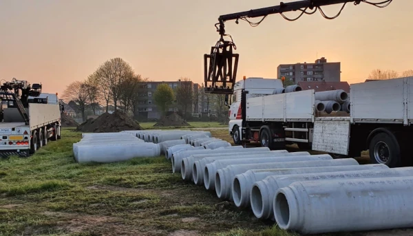 Kerkhoff Transporte - Baustoff Transport Nordwalde Kran mit Betonrohren